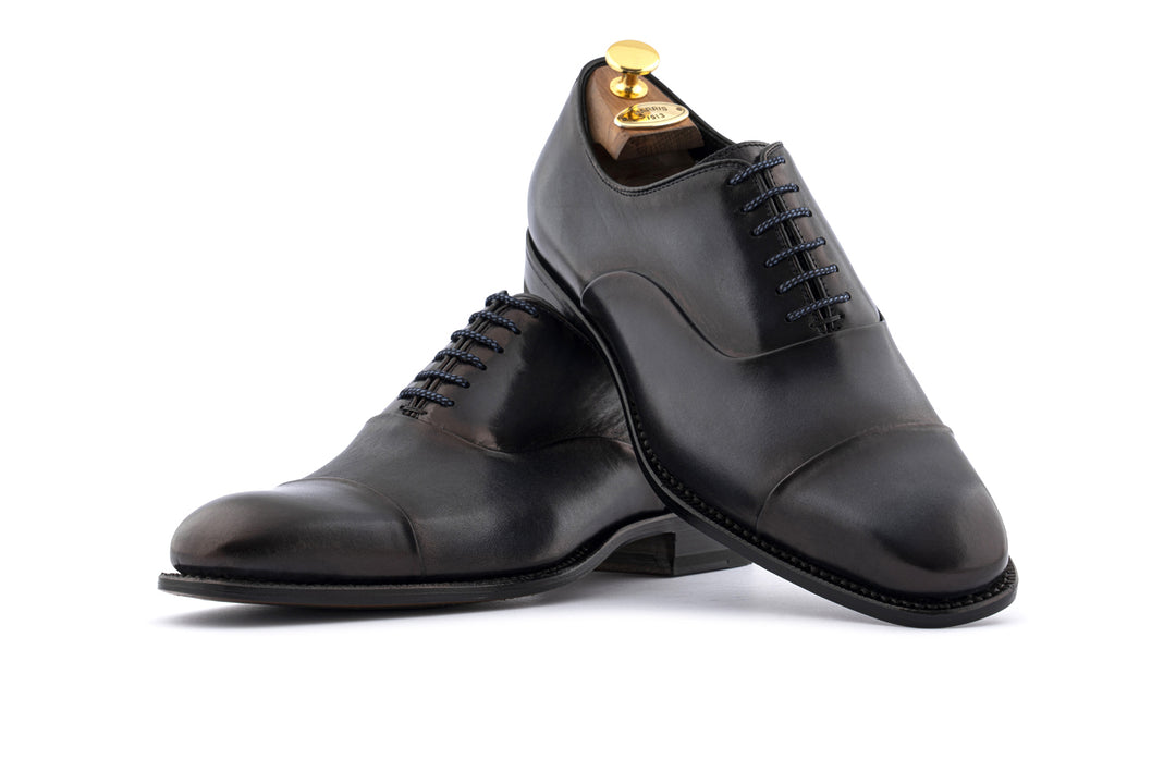 Cordones de piel gris pintados a mano.