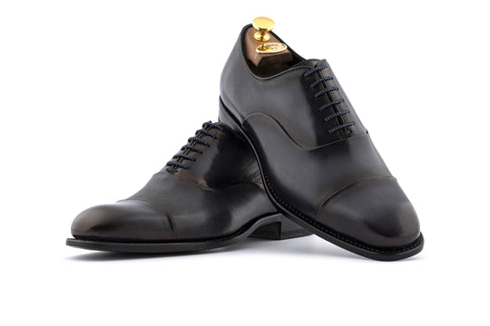 Cordones de piel gris pintados a mano.