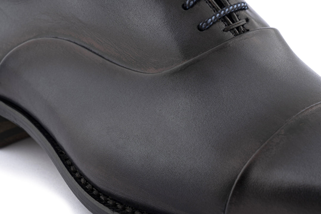 Cordones de piel gris pintados a mano.