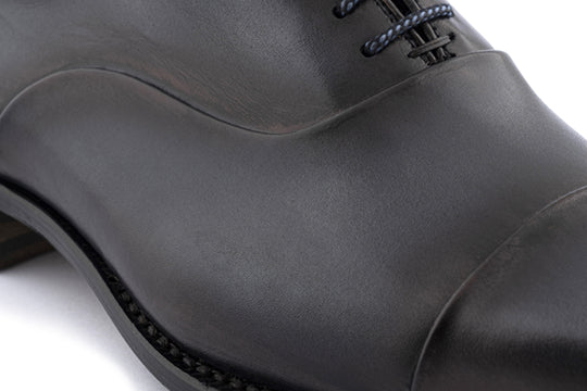 Cordones de piel gris pintados a mano.