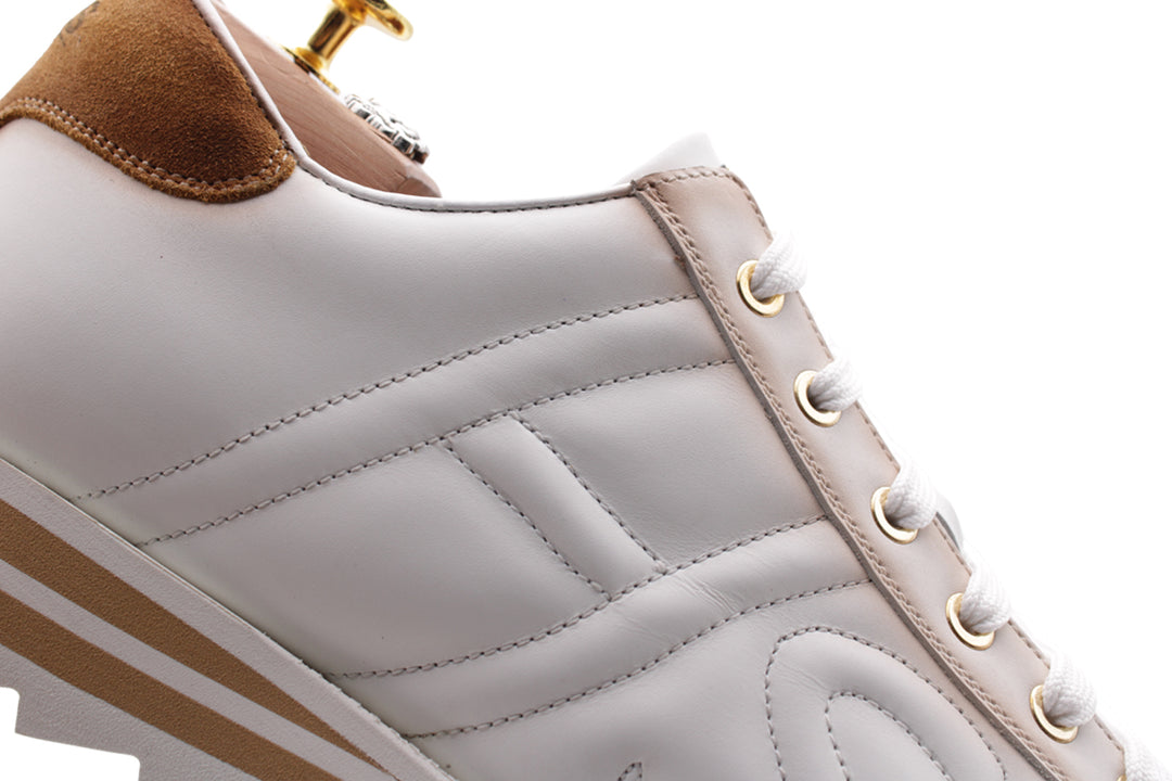 Leder -Turnschuhe mit schattierten Details