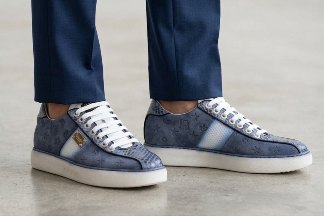 Sneakers aus bedrucktem Wildleder und Python-Details