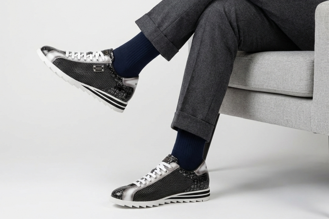 Zapatillas efecto cocodrilo y perforadas