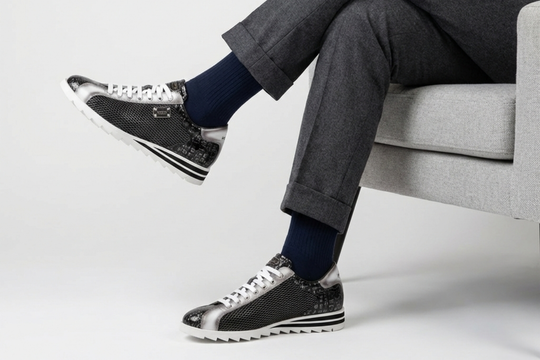 Zapatillas efecto cocodrilo y perforadas