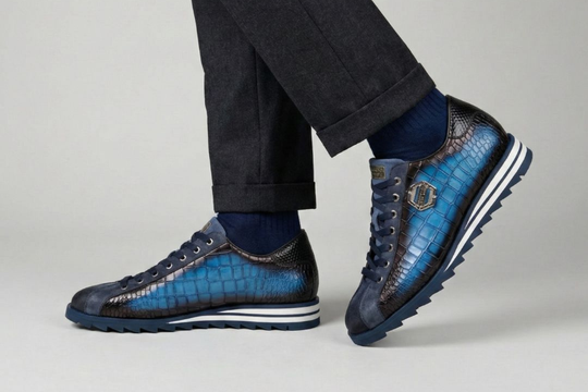 Zapatillas con efecto cocodrilo y ante.