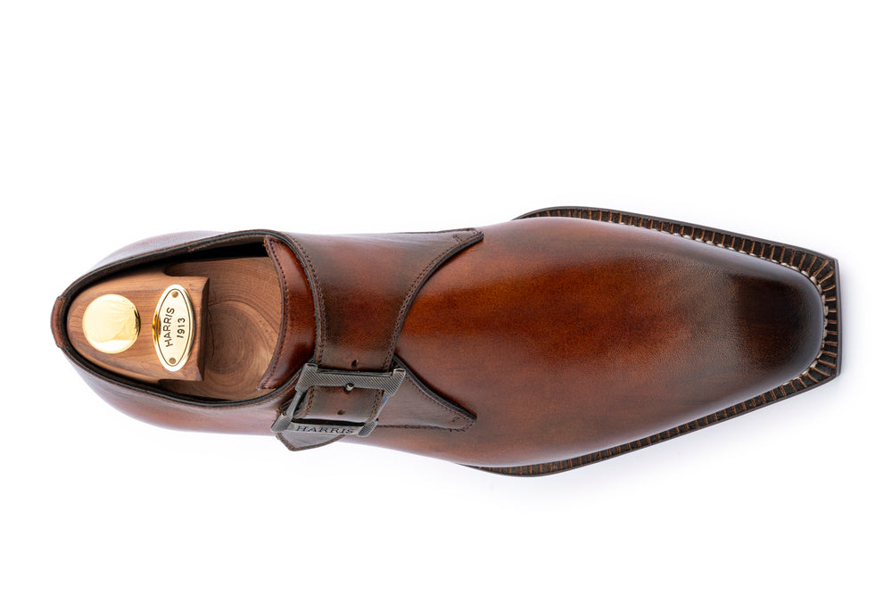 Single buckle leather shoe