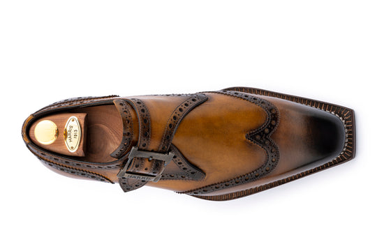 Single buckle leather shoe