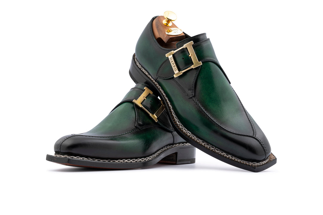 Single buckle leather shoe