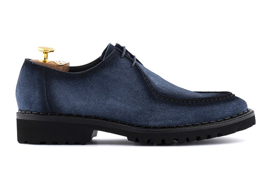 Stringata in suede con cucitura a mano
