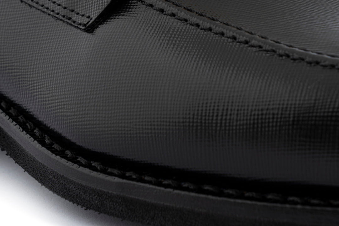 Schwarzer Mokassin aus bedrucktem Leder