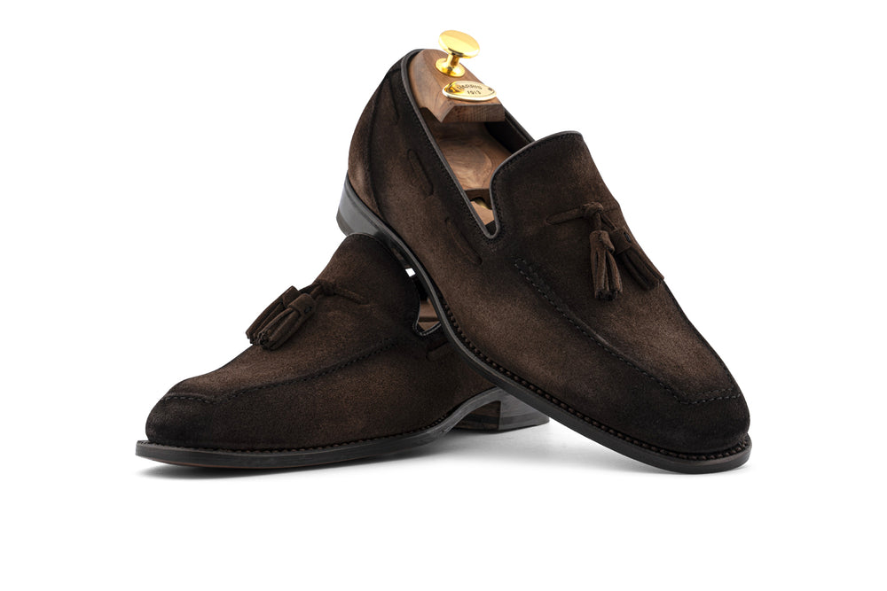 Mokassin mit Bommel aus handgefärbtem Wildleder