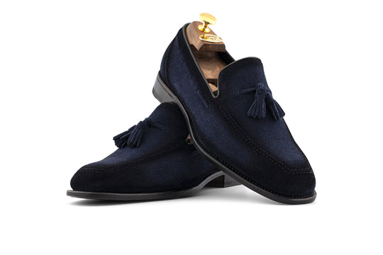 Mokassin mit Bommel aus handgefärbtem Wildleder