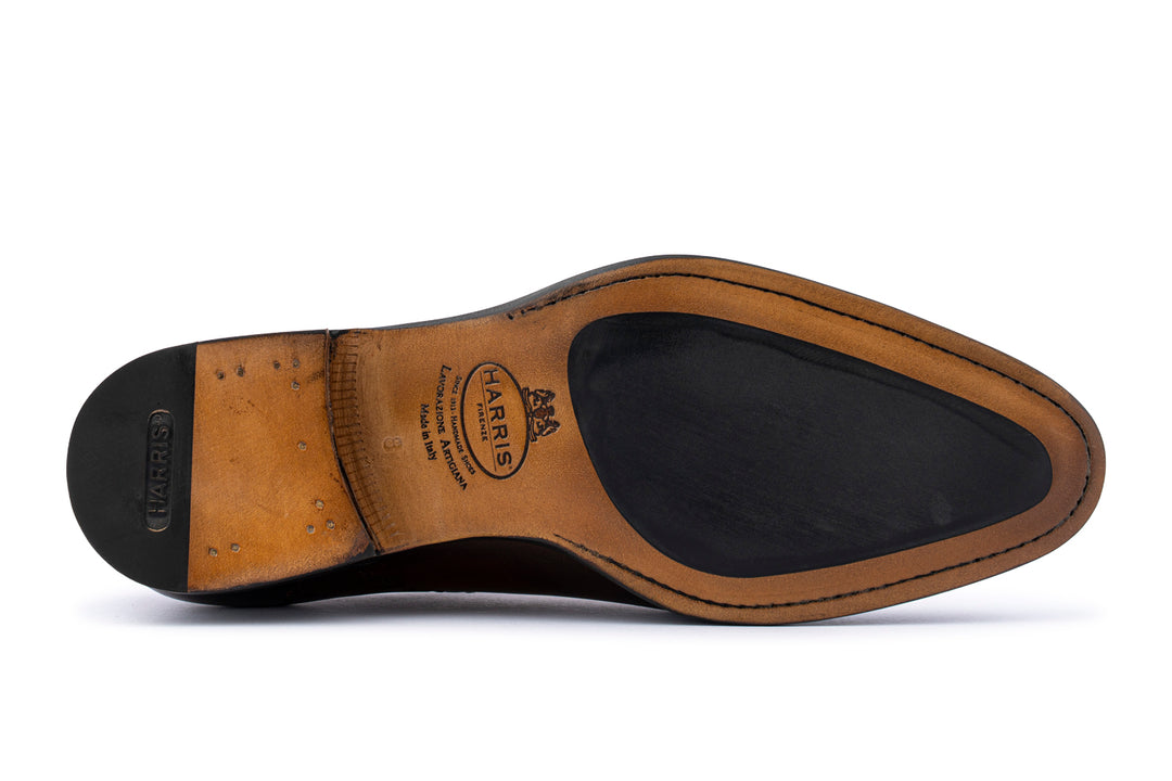 Francesina dipinta a mano con cuciture a mano