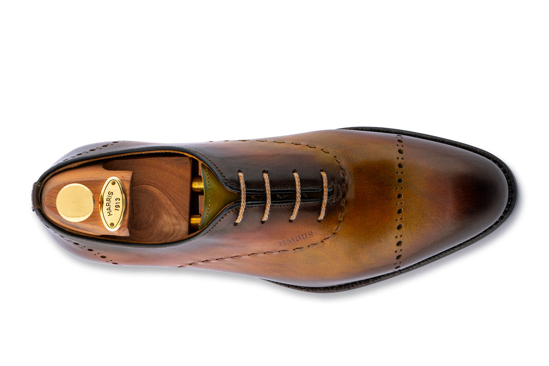 Francesina dipinta a mano con cuciture a mano