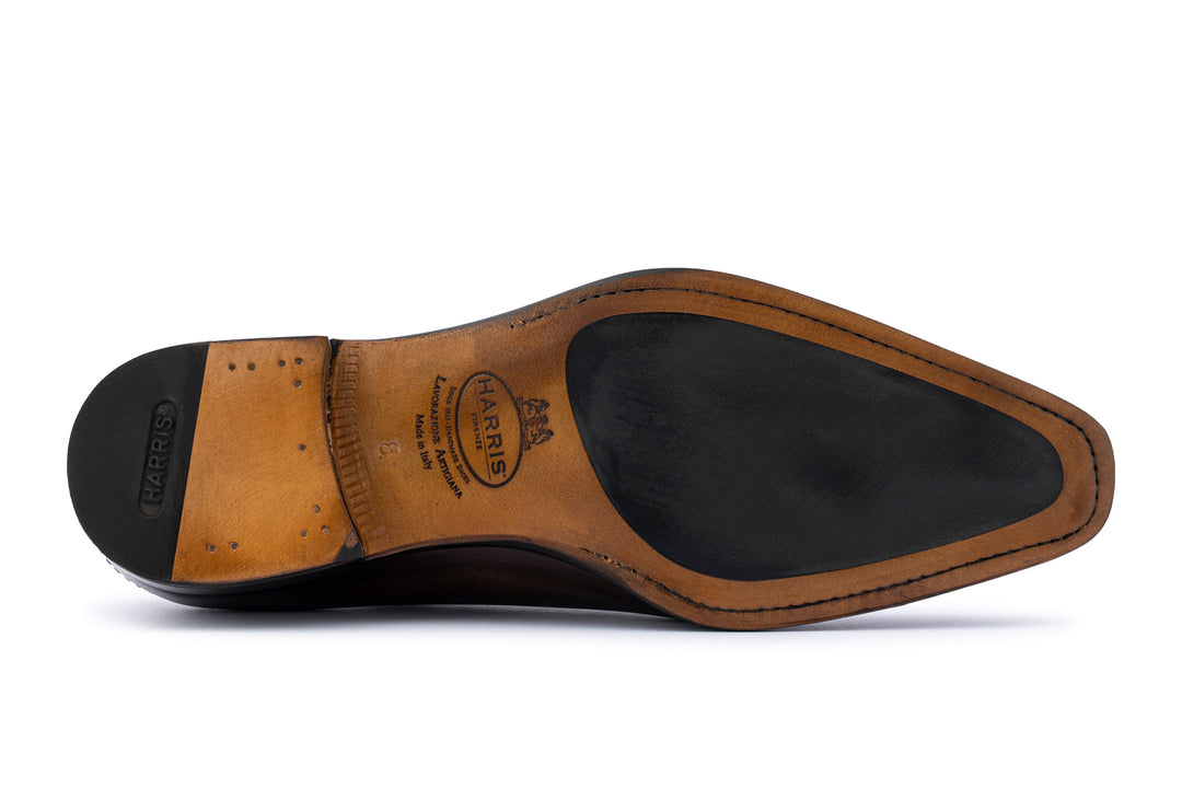 Zapatos brogue pintados a mano con costuras a mano.