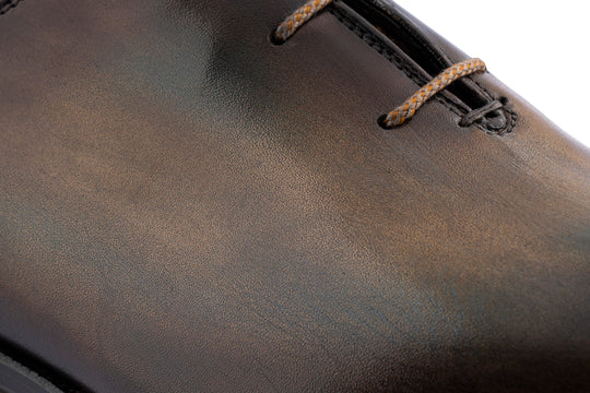 Zapatos brogue pintados a mano con costuras a mano.