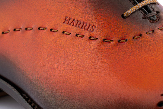 Zapatos brogue pintados a mano con costuras a mano.