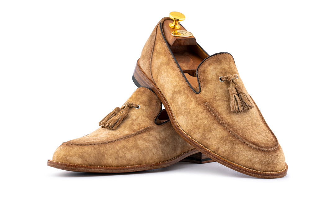 Mocassino in suede nuvolato con pon pon