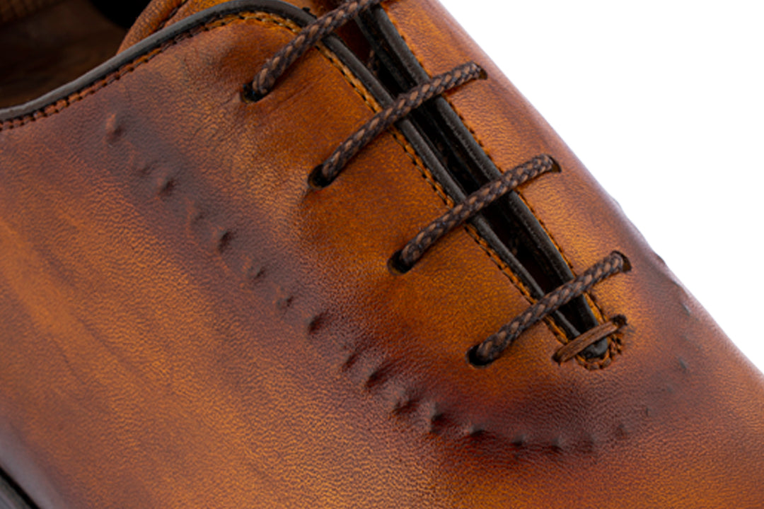 Francesina dipinta a mano con cuciture su carne