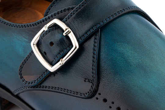 Hebilla única pintada a mano.