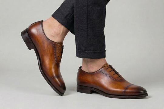 Francesina dipinta a mano con cuciture su carne