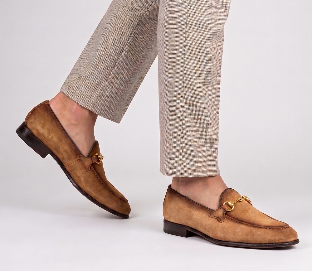 Mocasín de ante decolorado con trabilla metálica