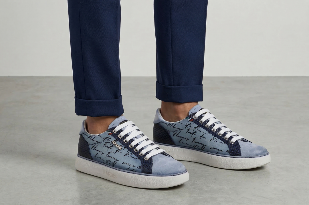 Zapatillas de ante y detalles de escritor.