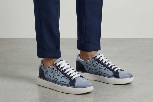 Zapatillas de ante y detalles de escritor.