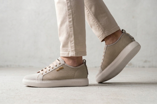 Sneaker effetto traforato e camoscio