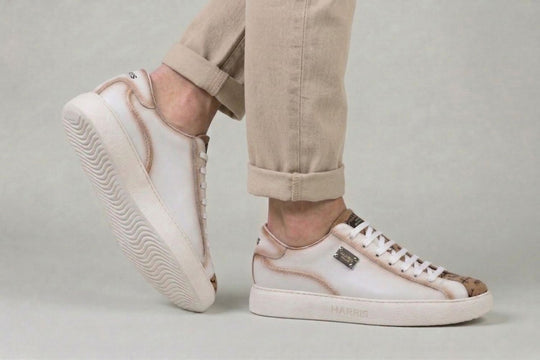 Zapatillas de piel y detalles de escritor.