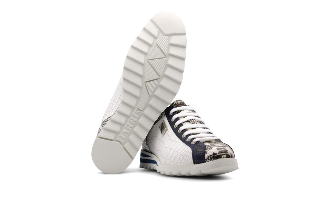 Turnschuhe im Wildleder mit perforierten Details