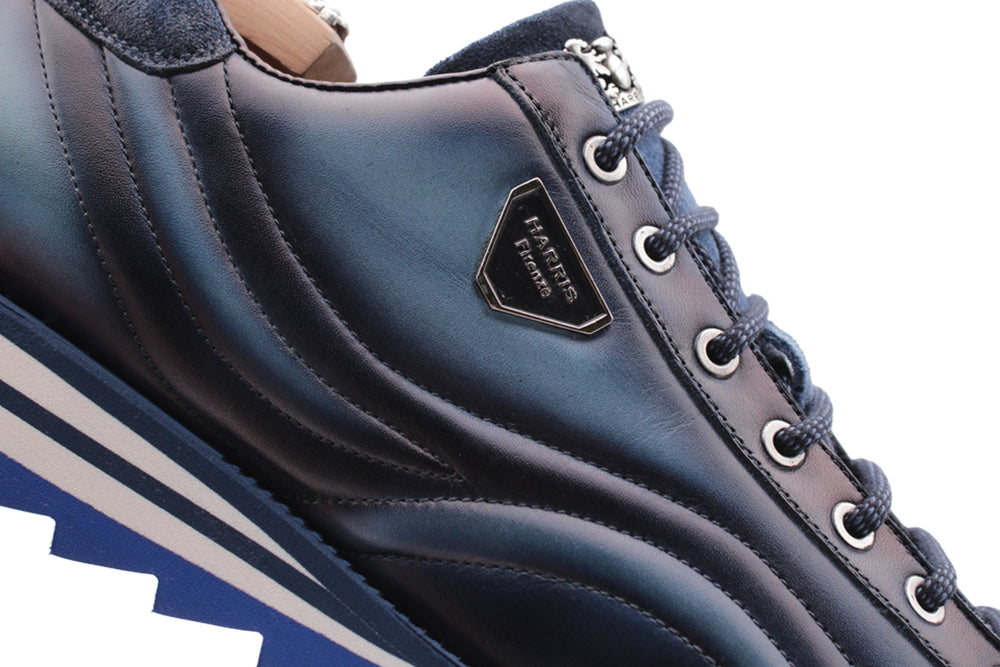 Sneakers in pelle e suede dipinte a mano blu