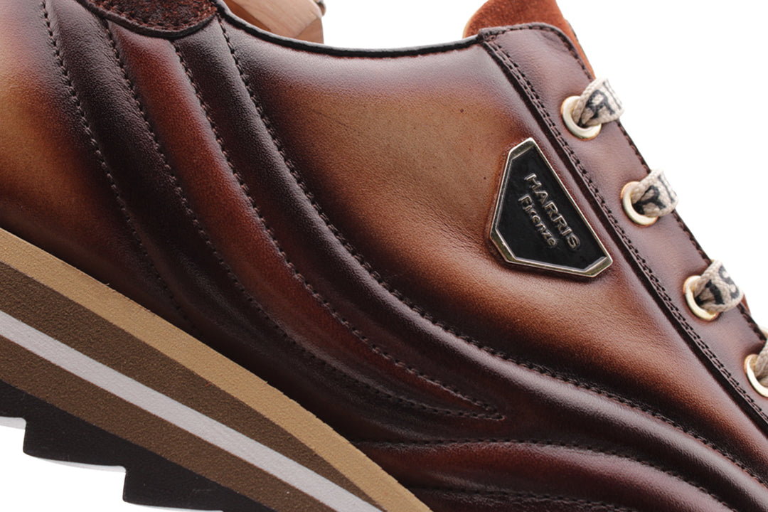 Sneakers in pelle e suede dipinte a mano
