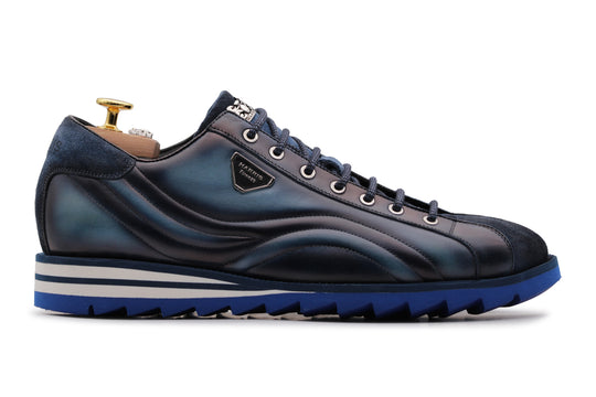 Sneakers in pelle e suede dipinte a mano blu