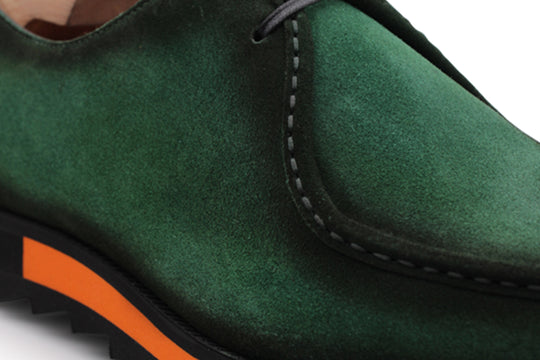 Stringata in suede con cucitura a mano