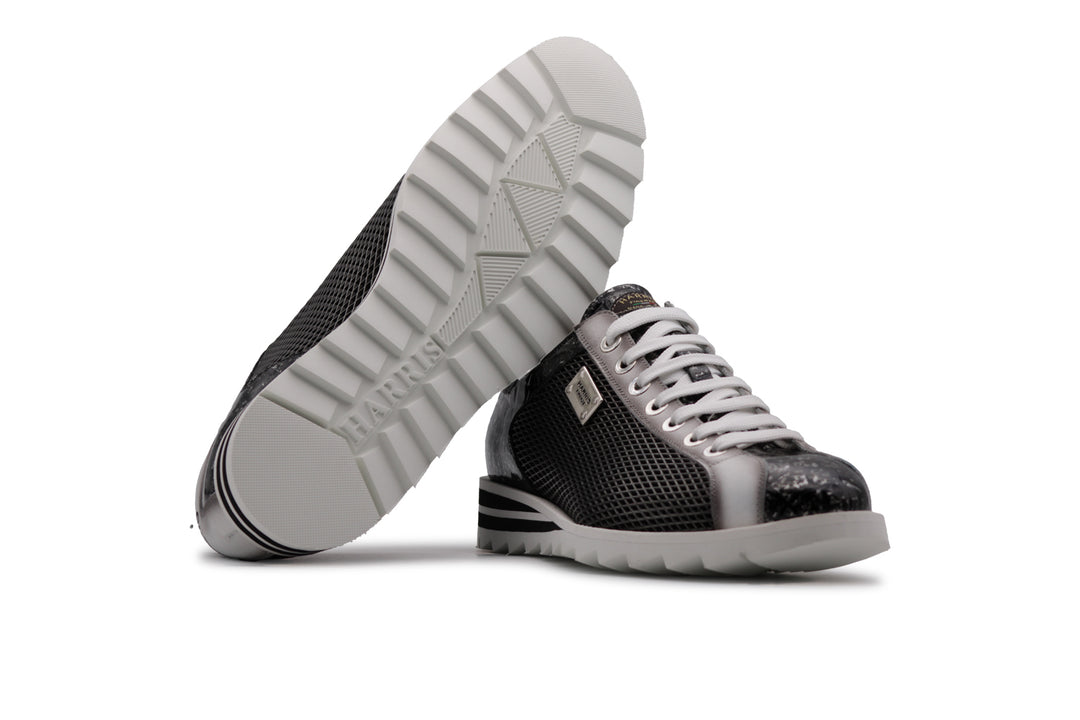 Zapatillas efecto cocodrilo y perforadas