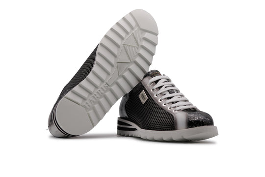 Zapatillas efecto cocodrilo y perforadas