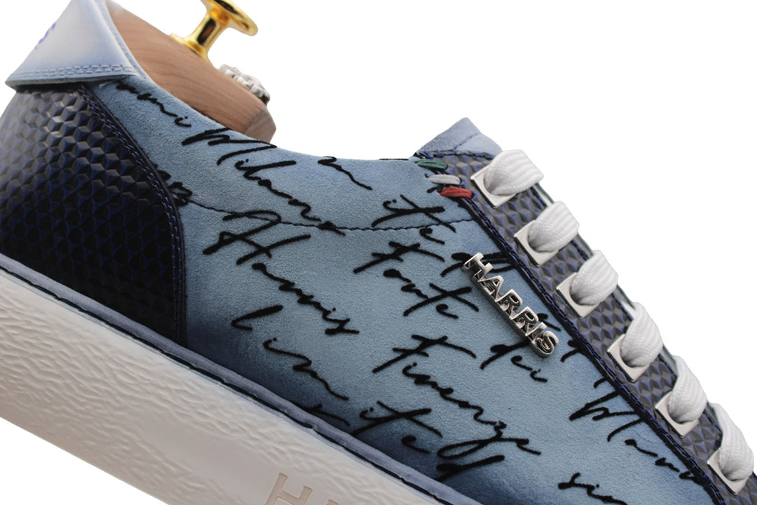 Zapatillas de ante y detalles de escritor.