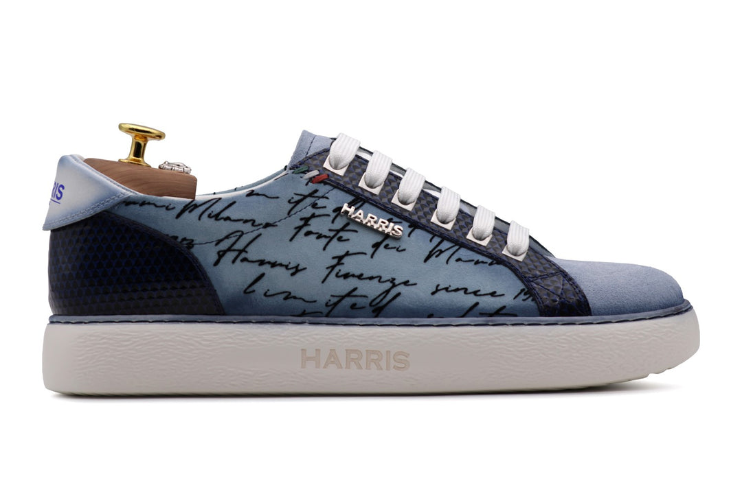 Zapatillas de ante y detalles de escritor.