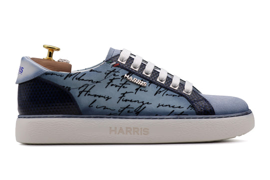 Zapatillas de ante y detalles de escritor.