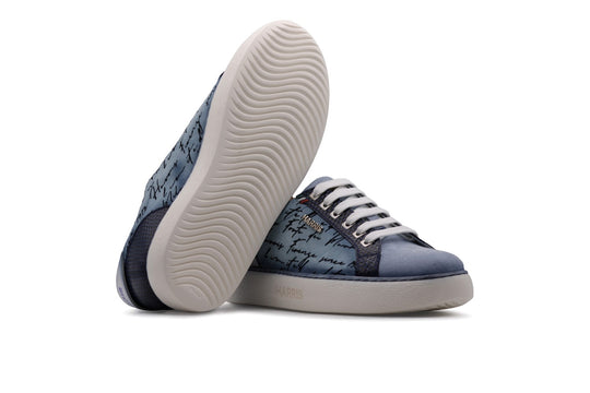 Zapatillas de ante y detalles de escritor.