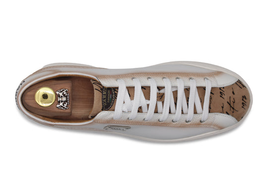 Zapatillas de piel y detalles de escritor.