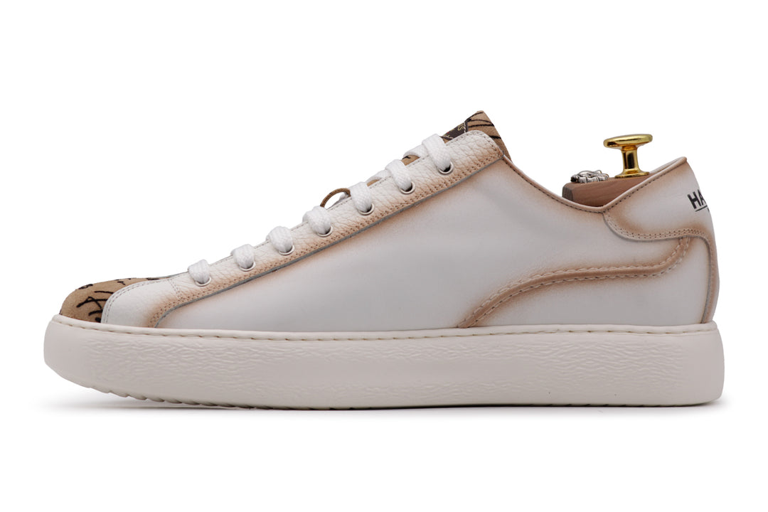 Zapatillas de piel y detalles de escritor.