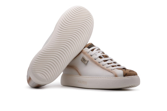 Zapatillas de piel y detalles de escritor.